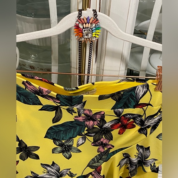 171. EUC GUESS FLORAL LINED PENCIL SKIRT WITH SIDE RUFFEL SIZE SMALL - Picture 5 of 13